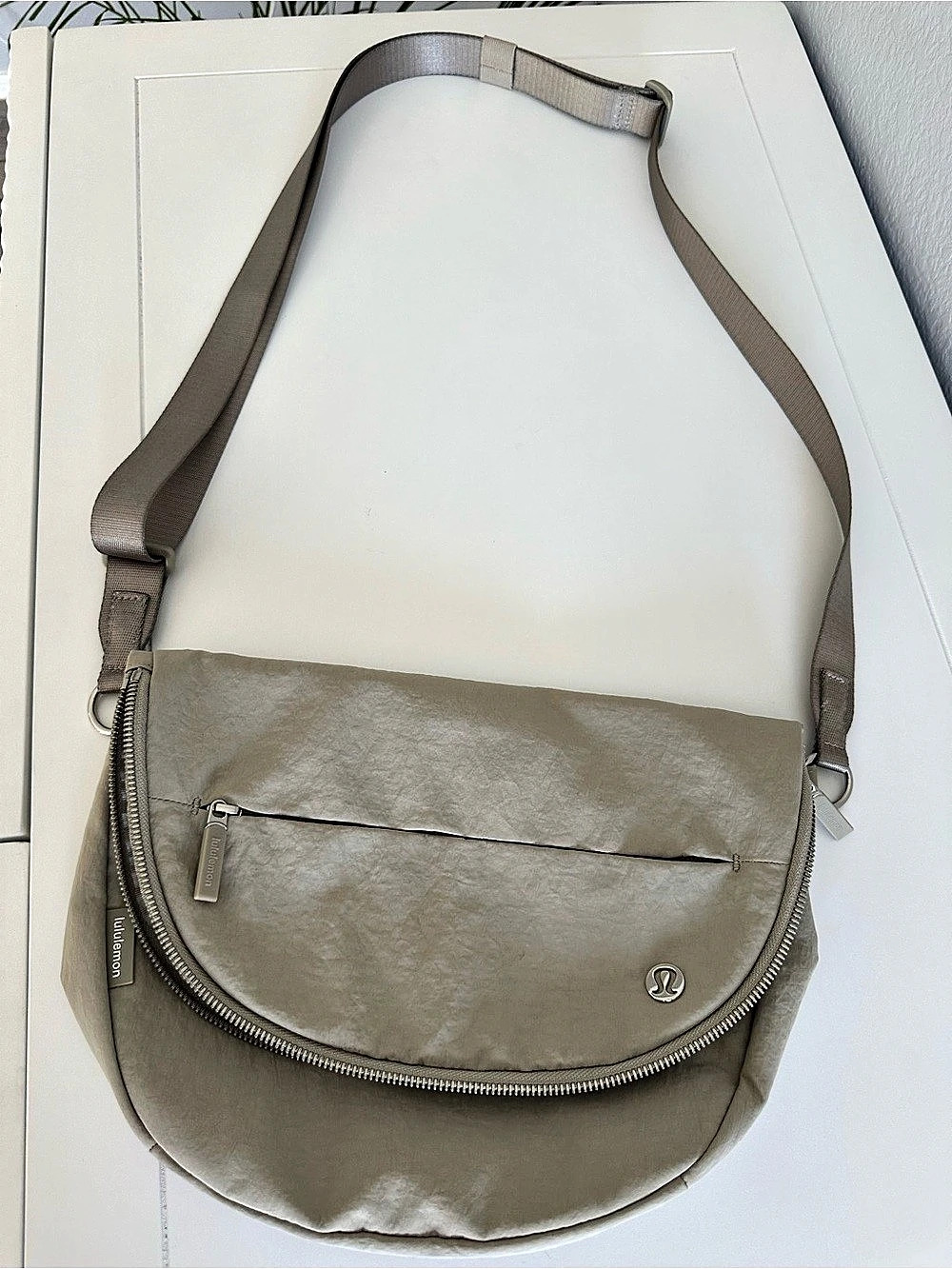 lululemon Curved Crossbody Bag 3L Gray